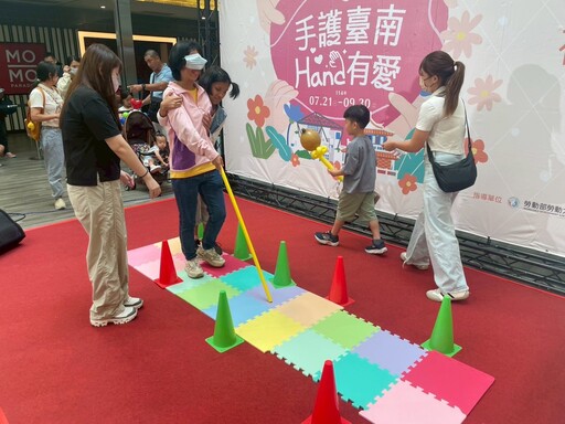 「手護臺南」暖心登場 徐凱希挺視障按摩師