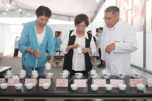 南投茶博人潮強強滾 千人茶會茶席飄香