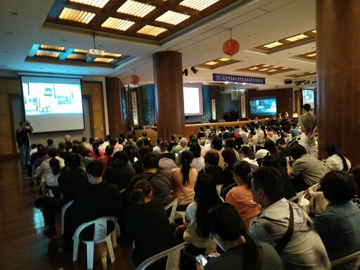 彰化慈濟頒新芽獎學金 學子當鏟子超人回饋社會