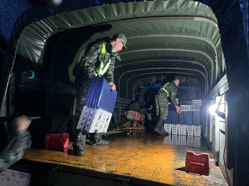 慈濟成立鳳凰颱風災害應變 200床福慧床由軍車載往光復