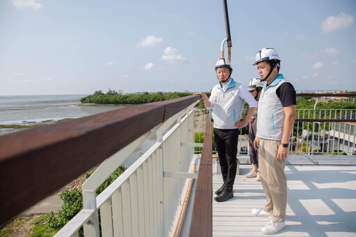 颱風後修復完成｜邱臣遠視察香山濕地賞蟹步道與海洋教育中心