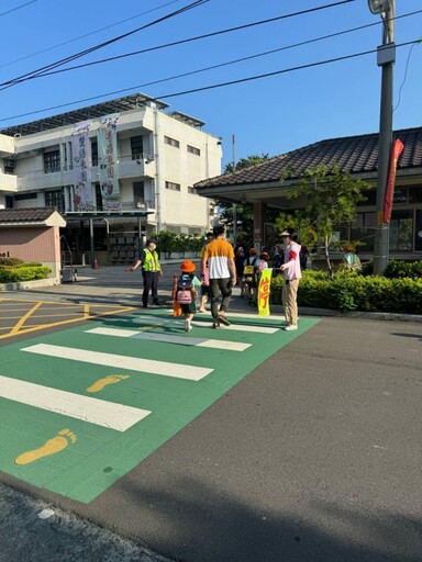 五光警力護童開學日｜反詐騙與交通安全宣導同時進行