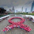 乳癌病友協會舉辦園遊會 300位病友雨中排出粉紅絲帶籲女性勇於篩檢