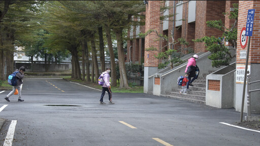 「安全通學路」遠雄志願解學校門雨水 | 學童雨天也能安心上課