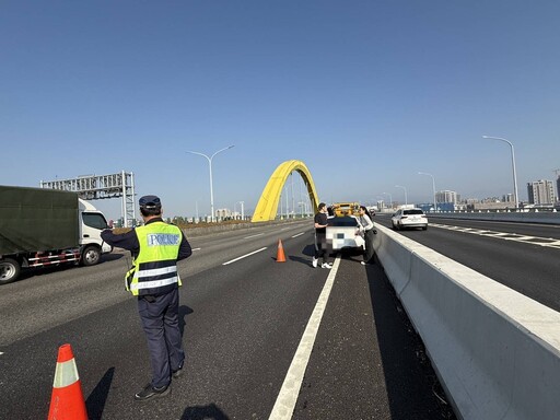 名車快官交流道突故障｜ 暖警即時救援化險為夷