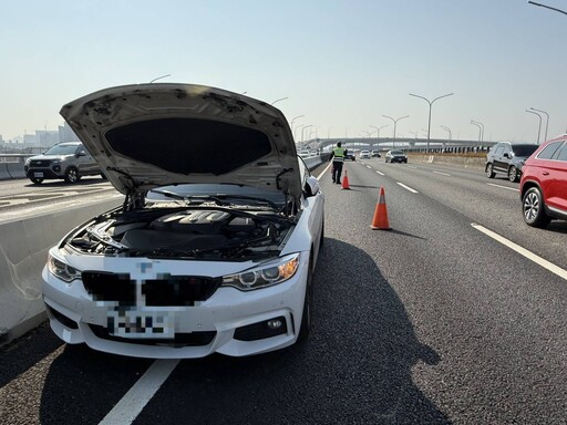 名車快官交流道突故障｜ 暖警即時救援化險為夷