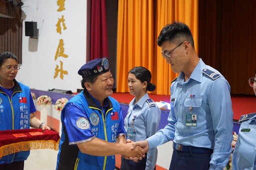 廖盛芳代表空航技校友總會丨激勵學生努力向學頒發獎學金