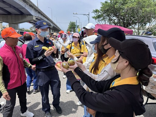 白沙屯媽祖「進香見真情」!關西消防與扶佑宮發起公益水果補給