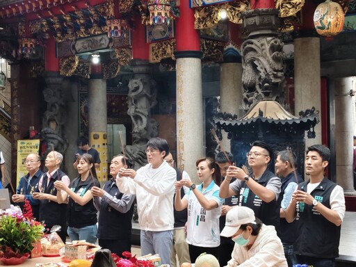 黃國昌率三蘆主任周曉芸參拜三重義天宮 愛心公益「一人一顆挺菜農」高麗菜發送
