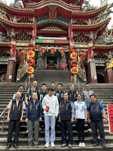 黃國昌率三蘆主任周曉芸參拜三重義天宮 愛心公益「一人一顆挺菜農」高麗菜發送