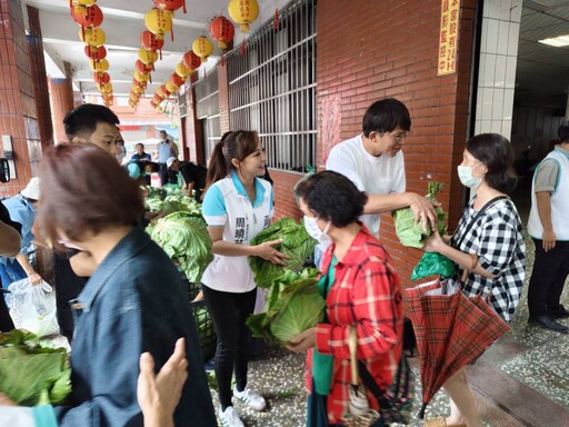 黃國昌率三蘆主任周曉芸參拜三重義天宮 愛心公益「一人一顆挺菜農」高麗菜發送