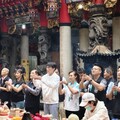 黃國昌率三蘆主任周曉芸參拜三重義天宮 愛心公益「一人一顆挺菜農」高麗菜發送