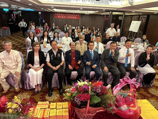 中華易經道法總會第一屆總會長就任大典 張善政親自授證印信給總會長林春文