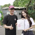 舞台女神化身浪浪守護者！「禾羽 KIMI 」親洗高齡狗狗掀溫柔追星風 帶粉絲變志工