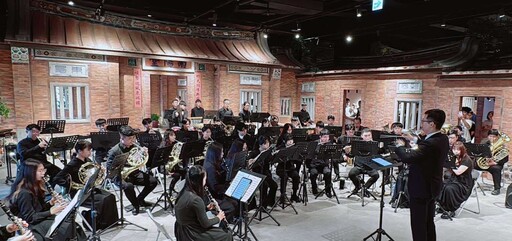內思高工管樂團登場竹北大遠百音樂會 校友會朱許興與校長甘露力挺新埔鎮音樂教育