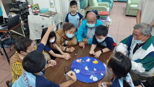 南華大學帶領學童與長者體驗AI科技遊戲 提升社會融合