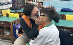 打擊「惡視力」 陽明交大醫院協助學童散瞳驗光檢查