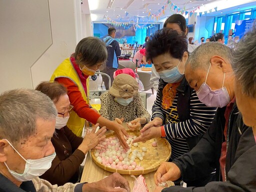 影音／秀傳醫院舉辦搖元宵競賽 3歲萌童與93歲阿嬤一起體驗手搓湯圓