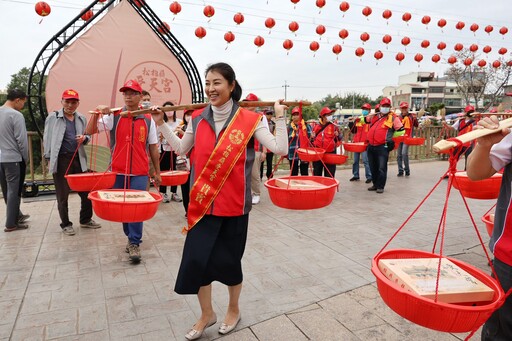 許淑華參與受天宮擔米糕桃祝壽及開香揭桃儀式