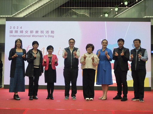 中市副市長鄭照新贈玫瑰花環表揚28位傑出女力 38女神節快樂