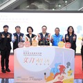 中市副市長鄭照新贈玫瑰花環表揚28位傑出女力 38女神節快樂