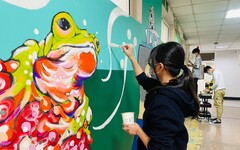 義守大學帶領學生走出教室揮灑創作 邀藝術家許殷豪開辦「永續工程壁畫工作坊」