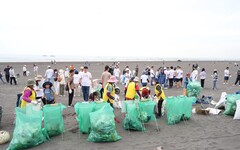 地球日百人東港海灘淨灘減塑 共計清除進600公斤廢棄物