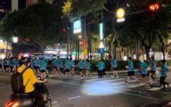 驚！台北街頭近百人奔跑 關鍵原因曝光 網友大讚：愛地球！