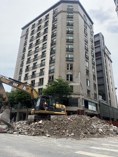 花蓮餘震不斷 台灣客家山歌團向強制拆除的藍天麗池飯店致意