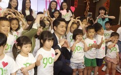 見證捐贈國小抑菌燈 蔣萬安市長宣示守護學童健康衛生好安心！