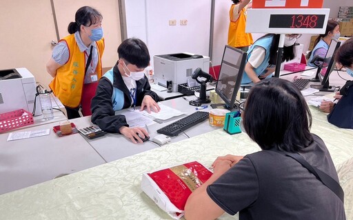 南應大財金系學生「納稅服務隊」 支援南區國稅局臺南分局服務臨櫃民眾