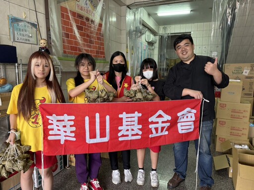 頭城國中技藝班與港口社區志工 「綁幸福肉粽」分享愛