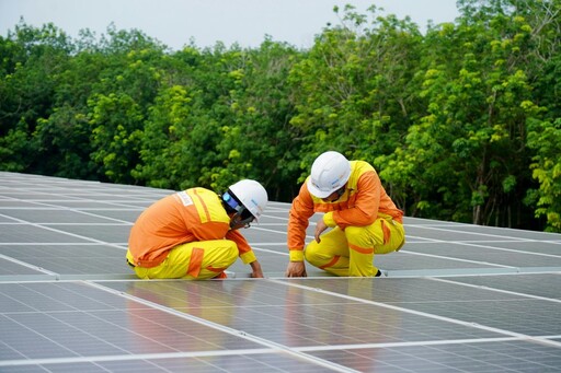 綠色能源轉型：太陽能發電的優勢、產業應用與未來挑戰