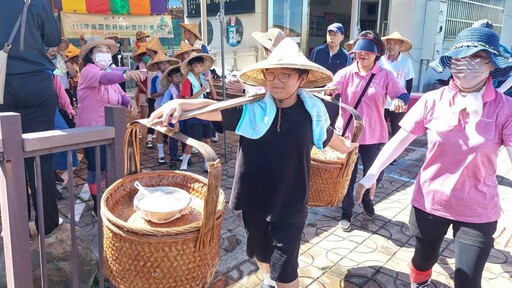 影音/社頭鄉農會推動食農教育 學童擔著傳統割稻飯體驗傳統插秧