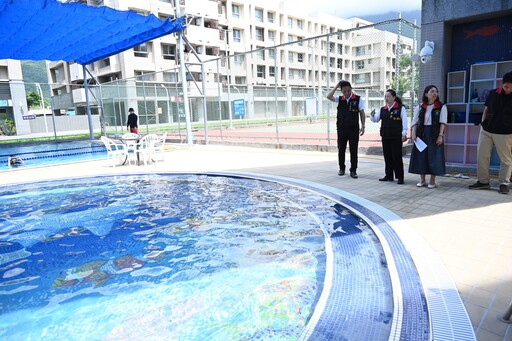 花蓮縣青年住宅泳池暑期開放 徐榛蔚提醒學童注意戲水安全