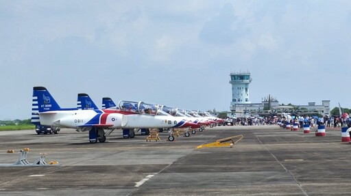 彰化榮家國防知性之旅 老兵重回嘉義一睹戰機風采重溫軍旅生涯情境