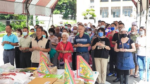 榮家中元普渡祭英魂 為無形眾生與亡故榮民供奉祭品祈求庇福