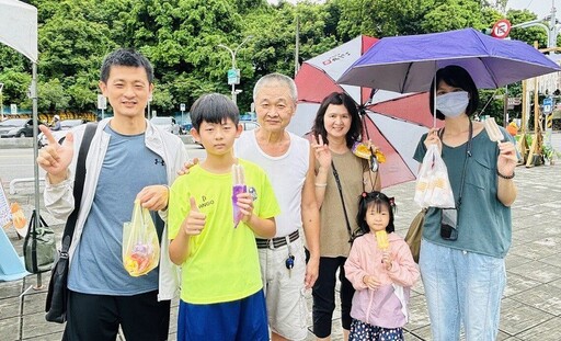 原民市集舞台挑戰贏冰棒 萬山油芒餅乾DIY民眾搶體驗