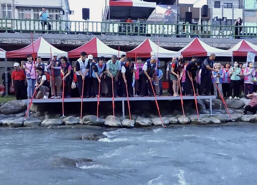 七腳川溪放水燈吸睛 祈求義民祭順利圓滿