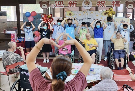 新竹榮民服務處青年學子陪伴榮民長輩 手作感謝扇致贈認養人象徵善的循環