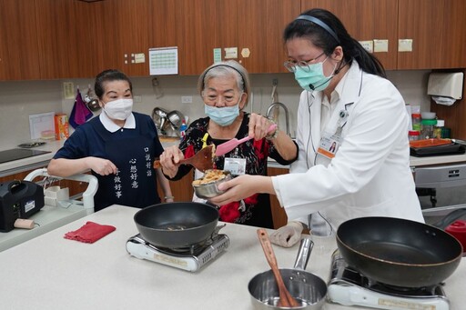 營養科團隊邀日照中心長者手作紫米金蓉糕過中秋