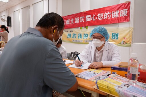 中秋暖心行動 新北市善悅關懷協會關懷街友 提供義剪義診媒合就業並贈月餅