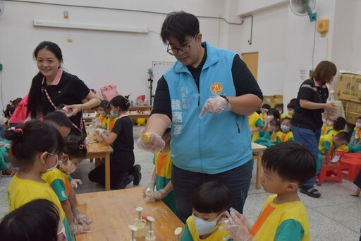 剝柚烤肉做月餅 市幼歡喜迎中秋