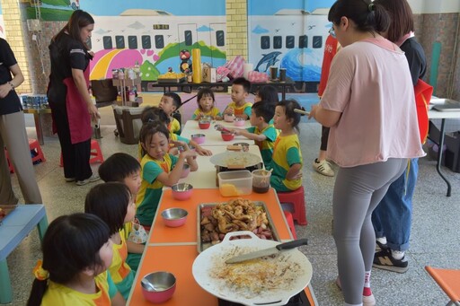 剝柚烤肉做月餅 市幼歡喜迎中秋