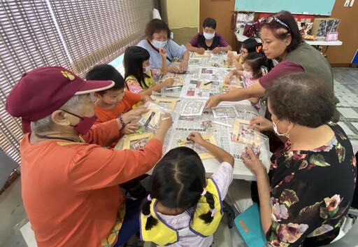 玉里圖書館老幼共學 享受拼貼馬賽克樂趣