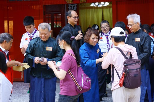 嘉市紀念孔子2574週年誕辰釋奠典禮 黃敏惠分送學子祈福小物