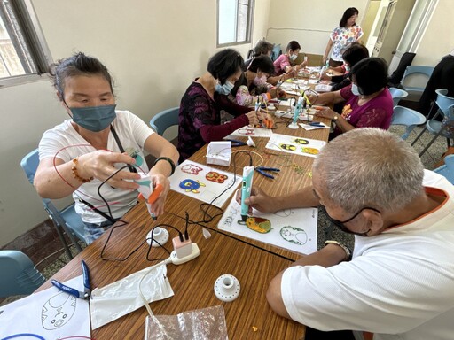 溪口微型鄉鎮創作行動 學生與長輩共同探索新科技