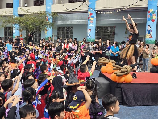 花蓮市幼遲來的萬聖節市集 魏嘉彥與搞怪孩童High翻天