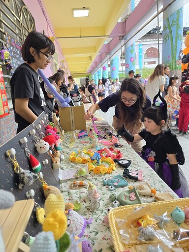 花蓮市幼遲來的萬聖節市集 魏嘉彥與搞怪孩童High翻天