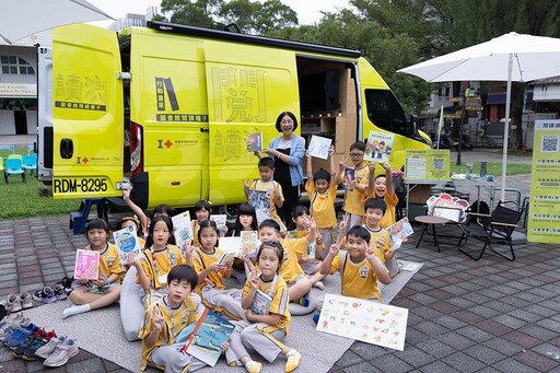 全齡閱讀風氣襲捲嘉市 「閱讀浪」行動書車整座城市圈粉不斷